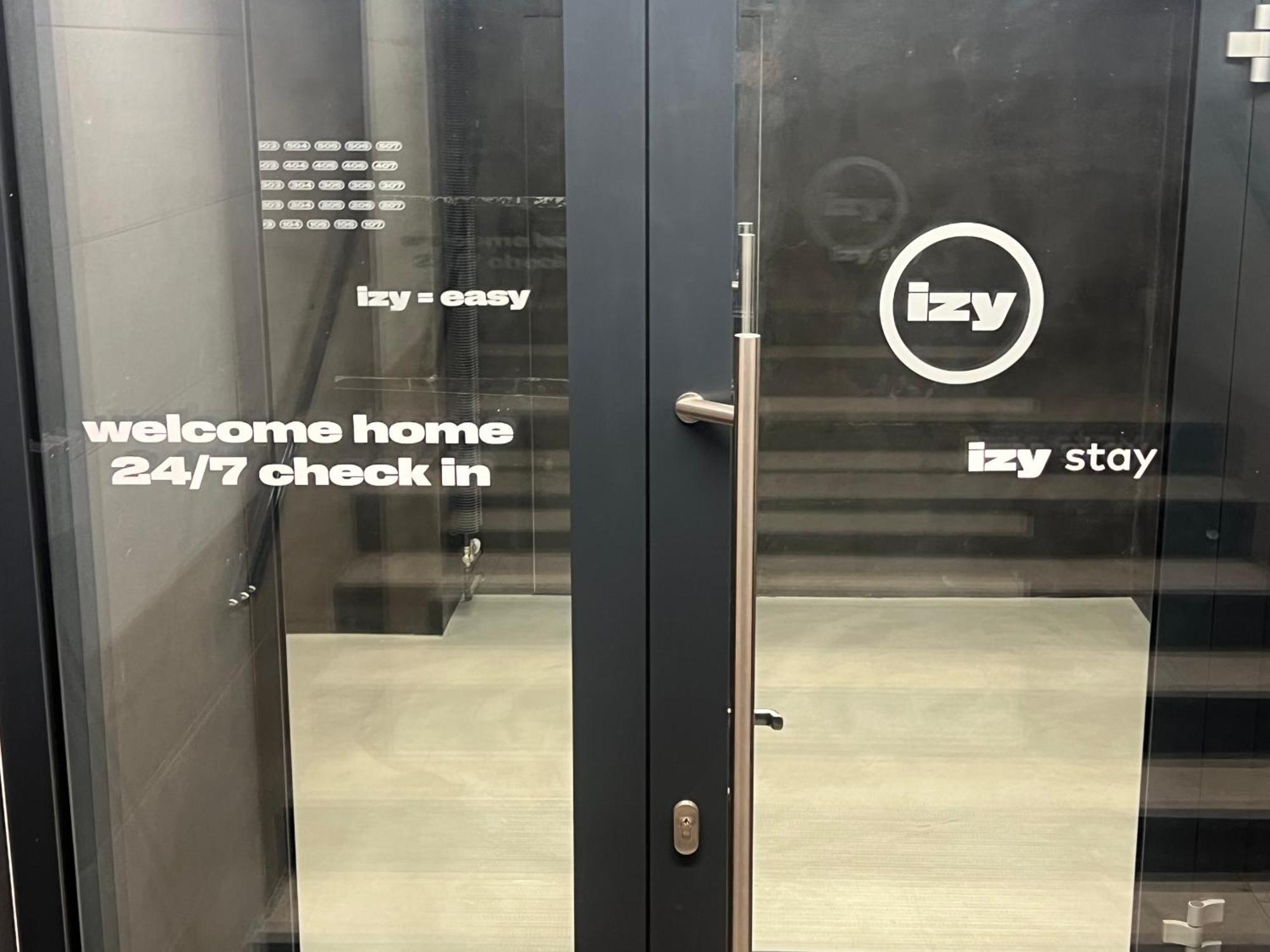 Izy Stay Hostel Bratislava Exterior foto